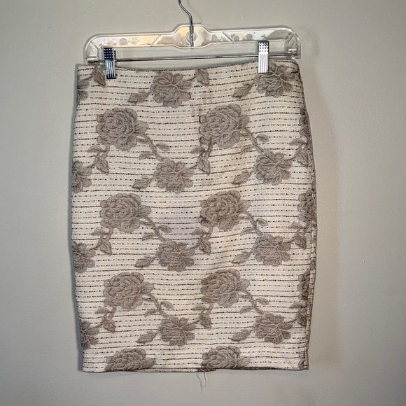 Ann Taylor Dresses & Skirts - Ann Taylor Beige Floral Pencil Skirt Size 6 Petite Cream Romantic Floral Date